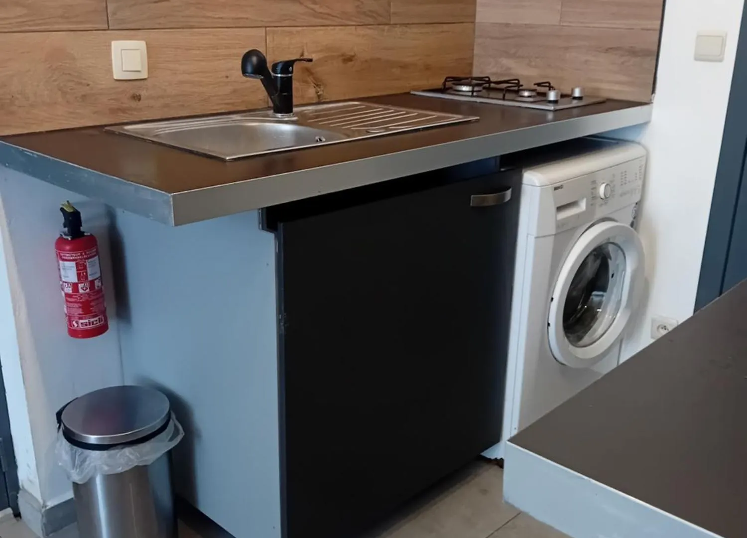 Studio Meuble 4Km Aeroport 沙勒罗瓦 公寓
